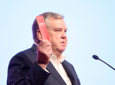 Кто шил костюм? Урбанович предлагает ввести индивидуальную ответственность для политиков и прямые выборы