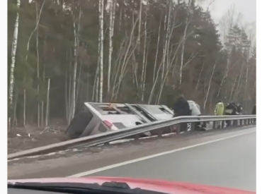 Dobeles novadā grāvī iebraucis autobuss un divu cilvēka atbrīvošanai piesaistīti ugunsdzēsēji