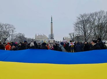 Jaunais Ukrainas vēstnieks un Rīgas skolēni pavadīs uz fronti humāno konvoju