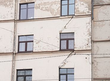 Gar saplaisājušajām mājām Valdemāra ielā atjauno satiksmi, bet iedzīvotājiem atgriezties neļaus