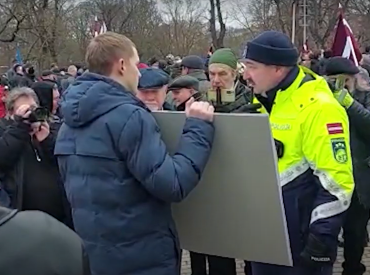 Pie Brīvības pieminekļa pret leģionāru pieminēšanu protestē Ždanokas palīgs Pagors