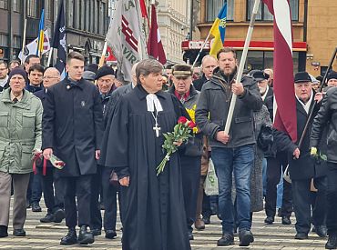 Vairāki simti cilvēku Rīgā pie Brīvības pieminekļa noliek ziedus, pieminot leģionārus