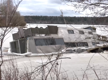 Lielvārdē daļēji nogrimis Daugavā pietauvots kuģītis