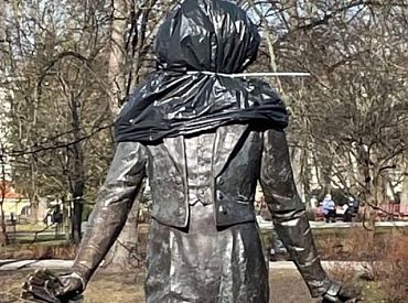 Rīgā pārvietota krievu dzejnieka Puškina skulptūra