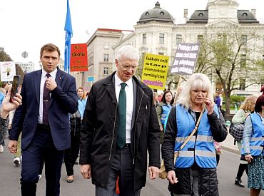 Arodbiedrības piketā valdībai pārmet neieklausīšanos; IZM norāda uz nepatiesiem paziņojumiem