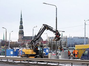 Krastmalas pārbūvētāji pārrāvuši ūdensvadu Rīgas centrā