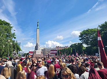 30 000 латвийцев поздравили хоккеистов у памятника Свободы (ФОТО, ВИДЕО)