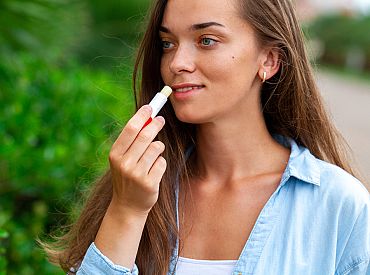 Почему весной и летом всем нам — женщинам, мужчинам и детям — необходимо пользоваться гигиенической губной помадой?