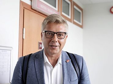 Ušakovs iesniedz EP petīciju, lai Krievijas pilsonību ieguvušajiem Latvijas iedzīvotājiem automātiski piešķirtu ES pastāvīgā iedzīvotāja statusu