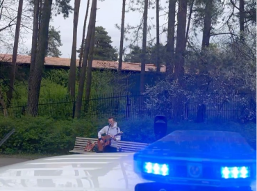 Рекомендовали петь в интернете: уличный музыкант спел по-русски и встретился с полицией