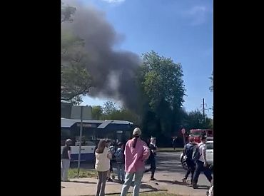 Zolitūdē vairāk nekā 20 ugunsdzēsēji vairākas stundas dzēš 300 kvadrātmetru plašu ugunsgrēku (VIDEO)