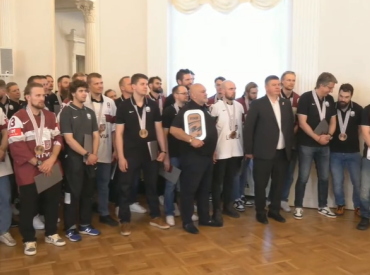 Латвийских хоккеистов наградили медалями президента Латвии (ВИДЕО)