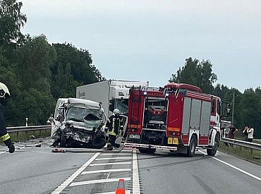 Glābēji pēc avārijas no automašīnas atbrīvo divus cilvēkus