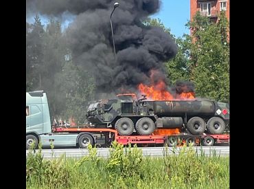 Salaspilī uz vilcēja treilera aizdedzies sabiedroto degvielas vedējs (VIDEO)