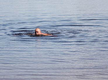 Saņemtas ziņas par alerģiskām ādas reakcijām pēc peldes Mežezerā Olaines novadā