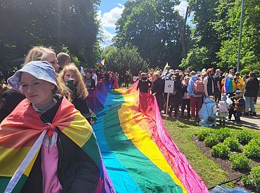 Rīgas domes deputāti prasīs Staķa skaidrojumu par lēmumu izkārt LGBTQ karogu pie domes ēkas