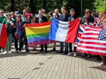 Staķis atzīst nekoleģiālu rīcību, izkarot LGBTQ karogu pie domes ēkas