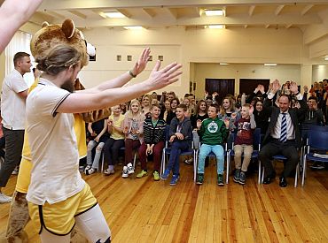 Tiesībsargs: Vecākus nedrīkst piespiest piedalīties pedagogu apdāvināšanā