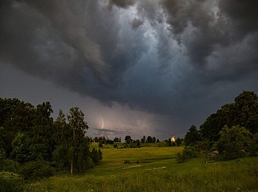 Снова жёлтое предупреждение: на востоке Латвии в ближайшие часы ожидается гроза