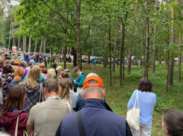 Uzņēmums: Ilgā ēdiena izdale Mežaparkā bija saistīta ar svētku dalībnieku vienlaicīgu ierašanos pusdienās