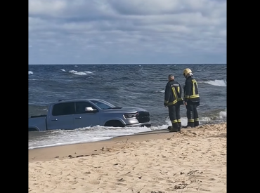 Carnikavā jūrā netālu no krasta atrasta apvidus automašīna ar Baltkrievijas numurzīmēm