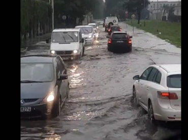 Из-за ливней и бури в Риге и регионах затруднено движение: карта