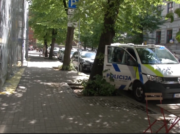 Опасные ямы на тротуарах: откуда они? Рижская дума не обещает быстрого решения