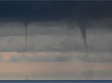 Brīdina par trešdien iespējamām postošām vēja brāzmām un virpuļviesuļiem