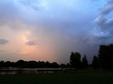 Valsts austrumu un centrālajā daļā naktī gaidāmas lietusgāzes