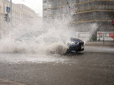 За 12 часов — 1520 ударов молний, рижские улицы затоплены: жёлтое предупреждение в силе на весь день