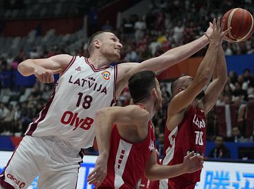 Latvijas basketbola izlase Pasaules kausa finālturnīra debijā sagrauj Libānu