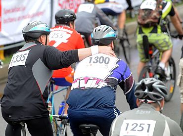 Несколько сотен велосипедистов принимают участие в рижском велопробеге