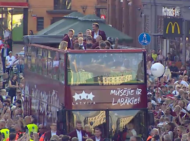 Vairāki tūkstoši cilvēku Rīgā sagaida Latvijas basketbola izlasi