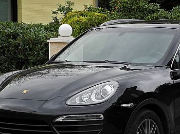 Таможня не пропустила через границу дорогие Porsche: подозрение, что машины везли в Россию