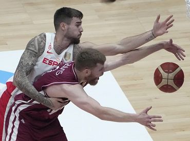 Latvijas basketbolisti uzvar Spāniju un turpina cīņu par ceturtdaļfinālu