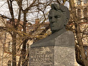 Rīgas domnieki lems par Keldiša krūšutēla novākšanu