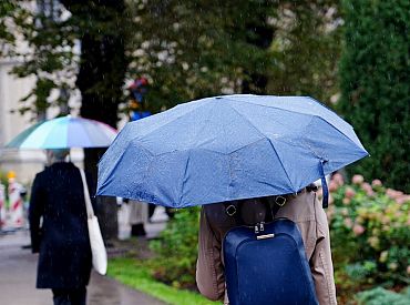Trešdien pastiprināsies vējš un vietām īslaicīgi līs