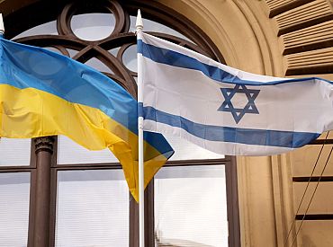 Solidarizējoties ar Izraēlu, pie Saeimas pacelts Izraēlas karogs