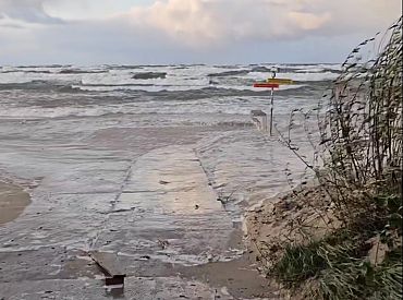 Gaidāmā ļoti stiprā lietus un vēja dēļ izsludināti divi sarkanie brīdinājumi