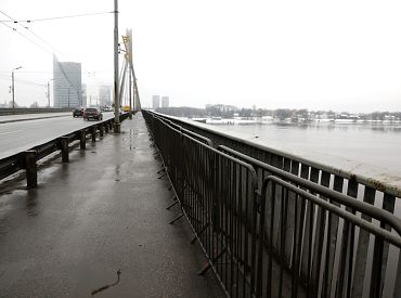 Uz Vanšu tilta ietvēm izveidojušās plaisas neapdraud drošību, pārliecināta Rīgas dome