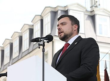 NA prasa izglītības ministrei skaidrojumu par tālmācības būtisku ierobežošanu