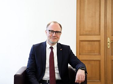 Aizsardzības ministrs atbalsta sieviešu iesaukšanu obligātā kārtā valsts aizsardzības dienestā