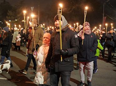 Vairāki tūkstoši cilvēku Rīgas centrā devās tradicionālajā lāpu gājienā
