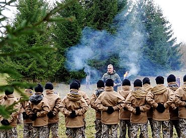 Rīgas mērs kopā ar jaunsargiem izraudzījis divas galvenās pilsētas egles