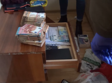 Policisti Olainē atsavina nelegālas cigaretes un izņem 58 675 eiro