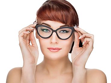 Стань звездой: каким должен быть макияж, если носишь очки?