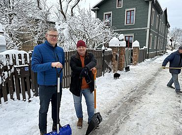 Rīgas domes opozīcijas deputāti kritizē sniega tīrīšanas kvalitāti ielās