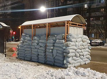 В Белгороде остановки обложили мешками с песком и бетонными блоками. Вот как это выглядит