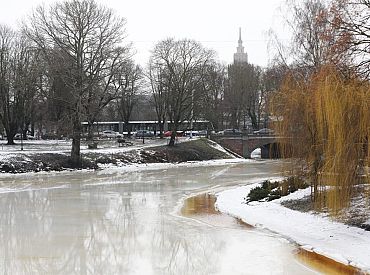 Ceturtdien Latvijā līs un snigs, daudzviet pūtīs brāzmains vējš