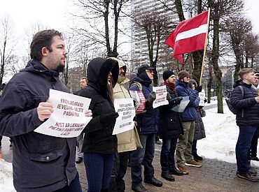 Pie valdības ēkas ap 30 cilvēkiem protestē pret Krievijas preču ievešanu